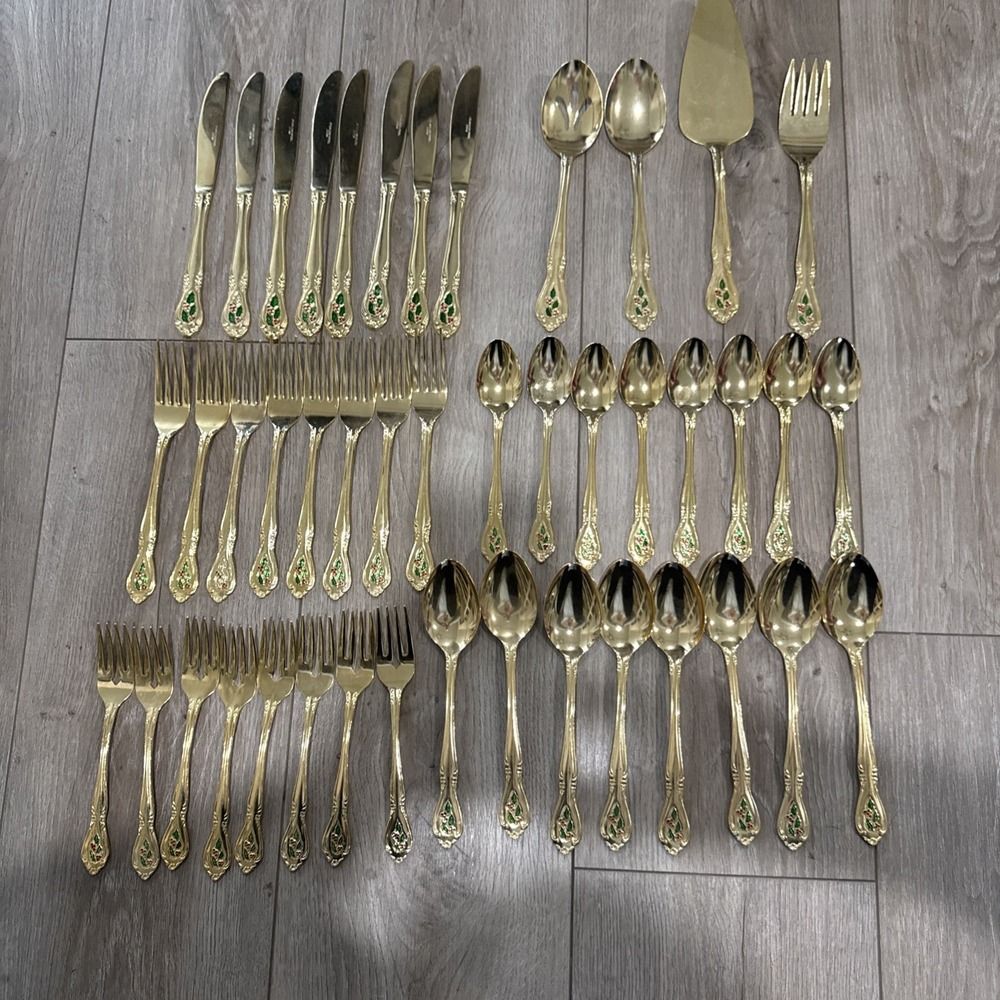 44 PCs HOLLY Yuletide Holly Berry Christmas Gold 8 Place Settings + Serving Pcs